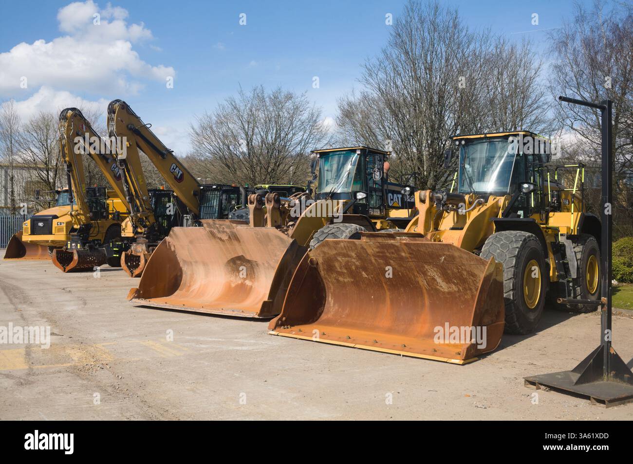 cat-finning-heavy-plant-for-hire-at-sterling-drive-industrial-park-in-llantrisant-3A61XDD.jpg