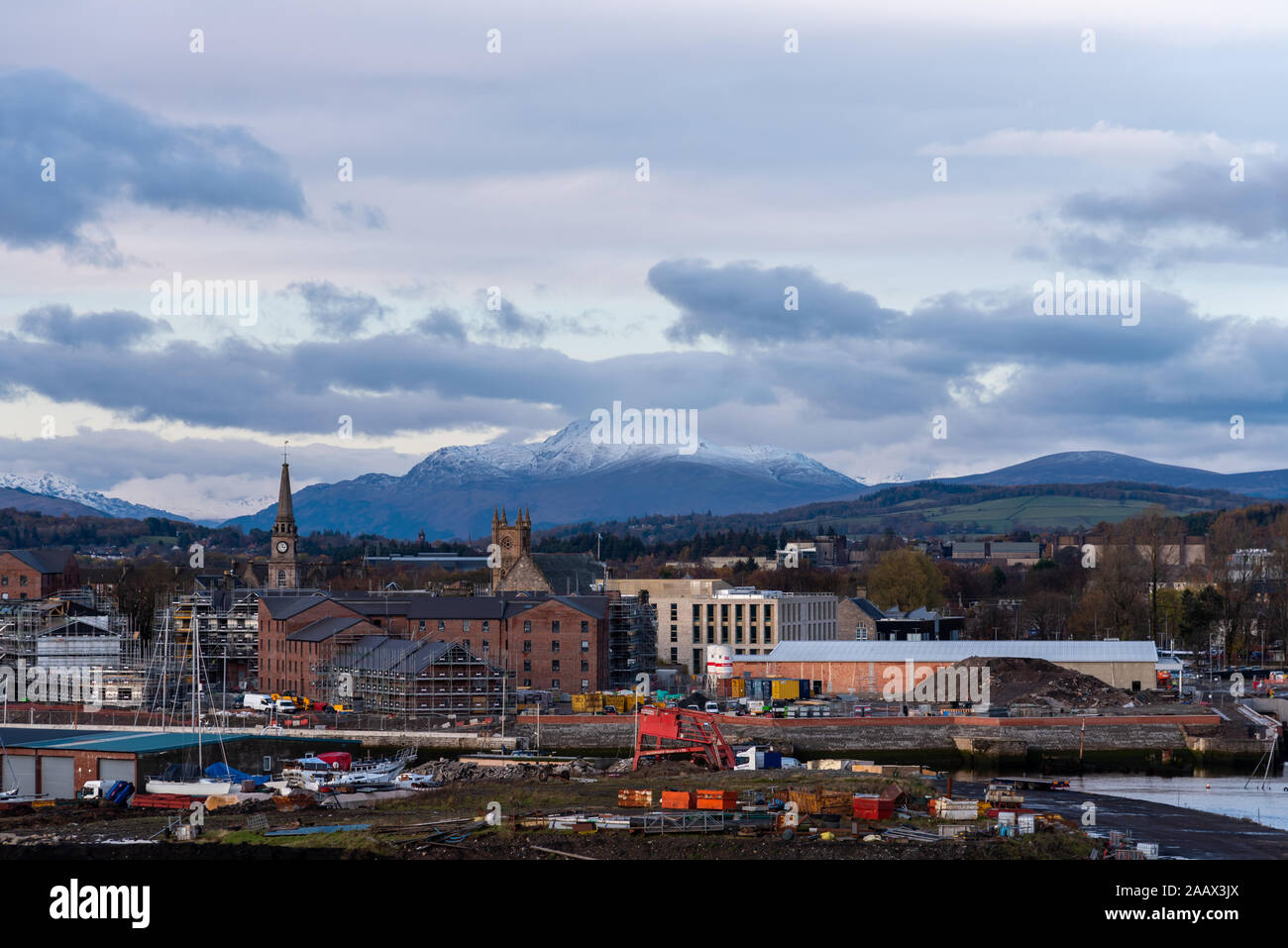 VOL dumbarton-town-with-ben-lomond-2AAX3JX.jpg